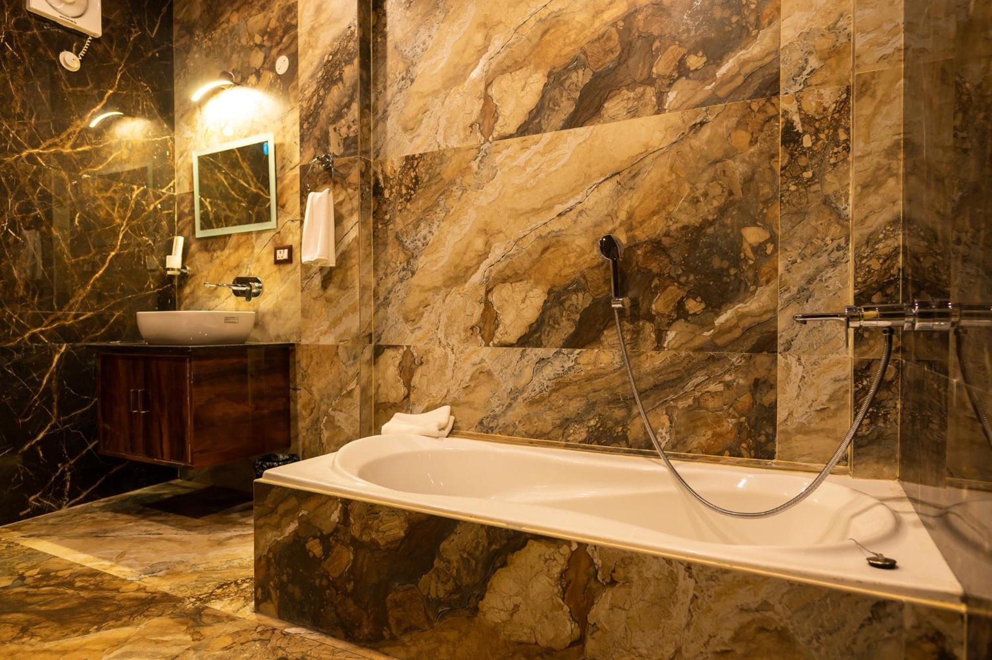 The Kaziranga Address Otel Dış mekan fotoğraf